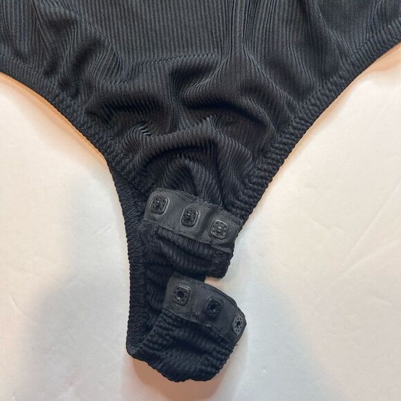 NWT PrettyLittleThing Plus Black Ribbed Plunge Short Sleeve Bodysuit Size 12 - Picture 7 of 15